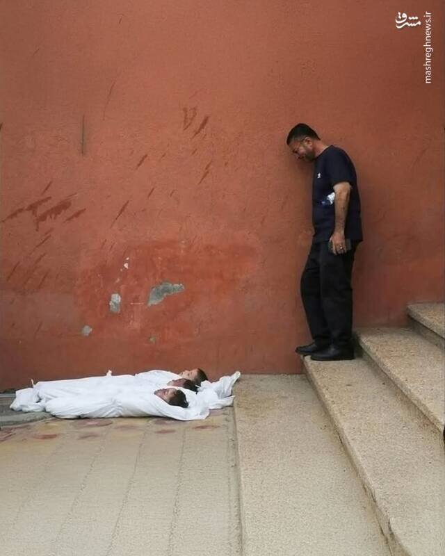 وداع تلخ پدر فلسطینی با سه کودک شهیدش / عکس