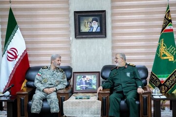 فرماندهان کل ارتش و سپاه دیدار کردند
