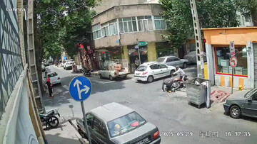 لحظه تصادف هولناک یک موتور با پژو ۲۰۶ در تهران + فیلم