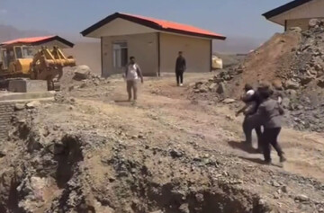 سنگ پرانی و کتک کاری در پخش زنده شبکه خبر/ فیلم