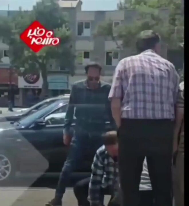 لحظه بازداشت سارق موبایل‌ توسط مردم در خیابان + فیلم