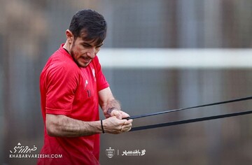 فرشاد احمدزاده در پرسپولیس ماندنی شد
