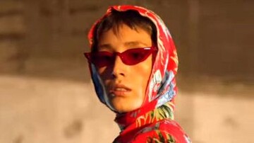 کت و شلوار راه راه  فرشته حسینی باز هم جنجالی شد / عکس