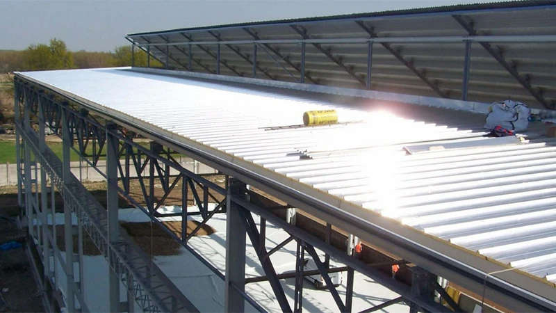 گزارش میدانی از رشد ۳ برابری استفاده از ساندویچ پانل سقفی در سوله سازی طی سال گذشته