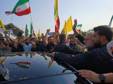 مردم لبنان از لاریجانی در بدو ورود به بیروت استقبال کردند + فیلم