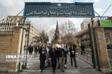 وداع دانشجویان دانشکده الهیات دانشگاه تهران با  استاد تاریخ و تمدن