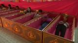 رسم عجیب تایلندی‌ها؛ خوابیدن در تابوت برای دفع شر+فیلم
