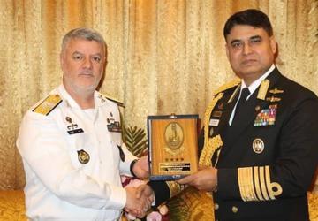 دریادار خانزادی  با فرماندهان نیروهای دریایی پاکستان و بنگلادش  دیدار کرد