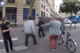 ضرب و شتم در خیابان‌های پاریس به خاطر کمک به یک فرد نابینا+فیلم
