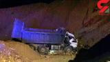 سقوط یک کامیون به گودالی در بزرگراه بابایی + عکس