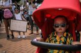 کودکان در هنگ‌کنگ برای اعتراض با بادکنک و کالسکه  به خیابان آمدند