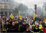 پلیس فرانسه با آتش‌نشانهای معترض درگیر شد