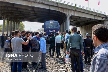 کارگران آذرآب مسیر راه آهن را بستند