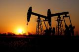 کاهش قیمت نفت به دلیل افزایش ذخایر نفت آمریکا
