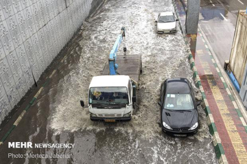 امداد رسانی هلال احمر به خودروهای سیل زده اهواز