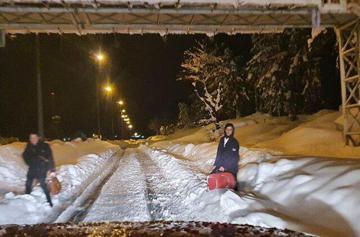 هلی‌کوپتر اورژانس به یاری گرفتاران برف رودبار رفت