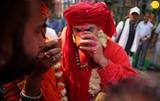 نوشیدن ادرار گاو در هند در مقابله با ویروس کرونا/تصاویر