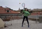 بازی تنیس روی پشت بام در روزهای کرونایی/تصاویر
