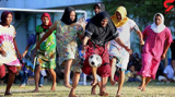 مردانی که  با  لباس زنانه فوتبال  بازی کردند! + عکس