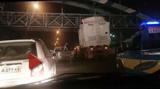 لحظه  گیر کردن کامیون به پل عابر پیاده اتوبان همت+ فیلم