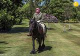 ملکه انگلیس با حجاب  از قرنطینه بیرون آمد! + تصاویر