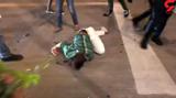 حمله وحشیانه یک مرد به معترضان آمریکایی با شمشیر +  فیلم