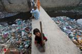 زندگی در میان زباله ها در نقاط مختلف کره زمین/تصاویر
