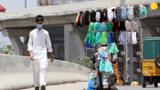 مقابله با ویروس کرونا با فروش ماسک های خیابانی در پاکستان/تصاویر