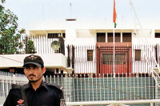 پاکستان دو کارمند سفارت هند را بازداشت کرد