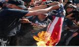 پرچم آمریکا  مقابل  کاخ ‌سفید به آتش  کشیده شد