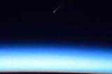 تصویری زیبا از درخشش یک دنباله‌دار در آسمان شب
