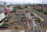 سقوط عجیب و وحشتناک  یک جرثقیل طویل روی سقف خانه در لندن/تصاویر