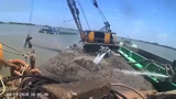 سقوط بیل مکانیکی به داخل رودخانه