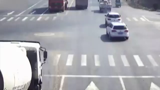 تصادف کامیون با موتورسیکلت در چهارراه
