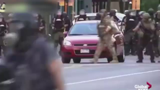 حمله  پلیس آمریکا با چاقو به خودروهای معترضان